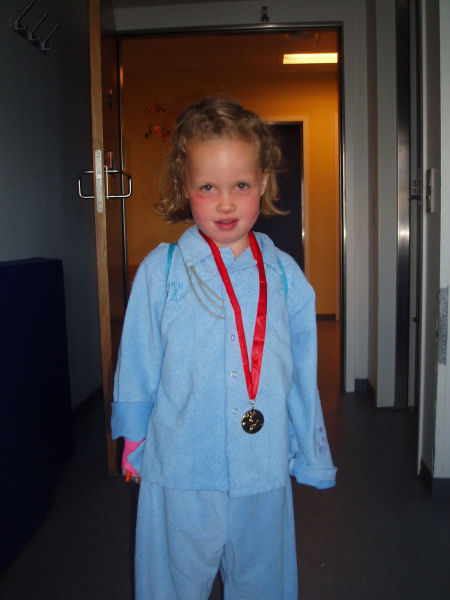 Ulrikke fik en medalje for tapperhed af sygeplejersken da hun var oppe og g, 4 timer efter hjertekatten